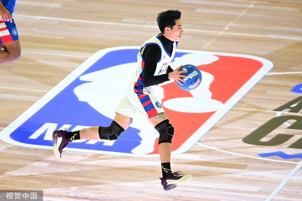 中表現出更 中表現出更